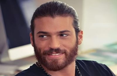 Η επιχείρηση φέρεται να πυροδοτήθηκε από μια ανώνυμη καταγγελία που αφορούσε τη χρήση ναρκωτικών ουσιών από τον δημοφιλή πρωταγωνιστή