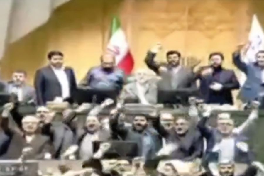 Ιρανοί βουλευτές φωνάζουν «Θάνατος στην Αμερική» στο κοινοβούλιο (VID)