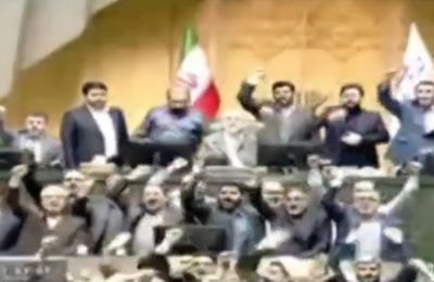 Το Ιράν απειλεί να χτυπήσει το Ισραήλ και αμερικανικές βάσεις εάν υπάρξει στρατιωτική επέμβαση των Ηνωμένων Πολιτειών