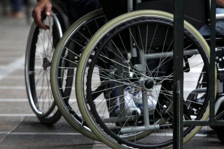Δέκα χρόνια ταλαιπωρίας ανάπηρης γυναίκας παρά απόφαση δικαστηρίου