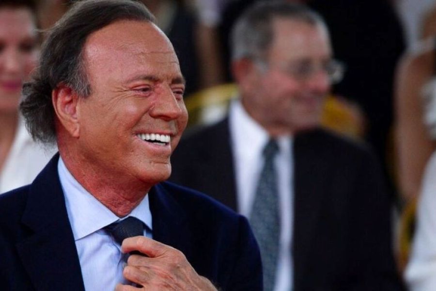 Πρώην υπάλληλοι του Χούλιο Ιγκλέσιας τον κατηγορούν για βιασμούς