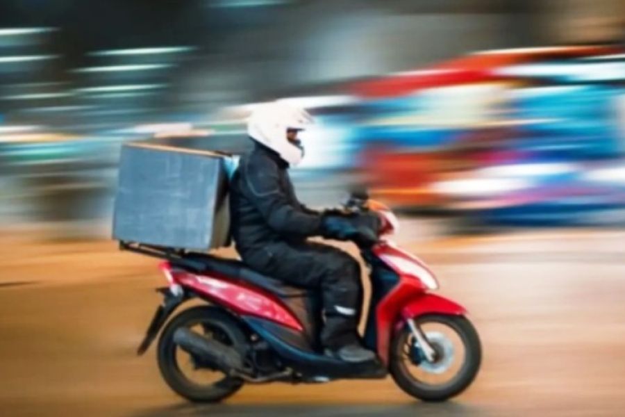 Χειροπέδες σε 25χρονη για ληστεία διανομέα