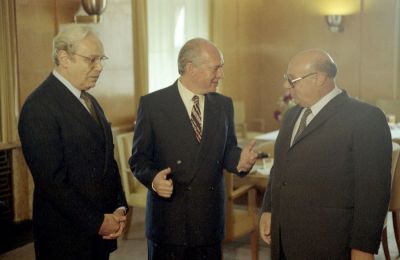 Συνομιλίες στη Γενεύη το 1988 για την επίλυση του Κυπριακού προβλήματος  