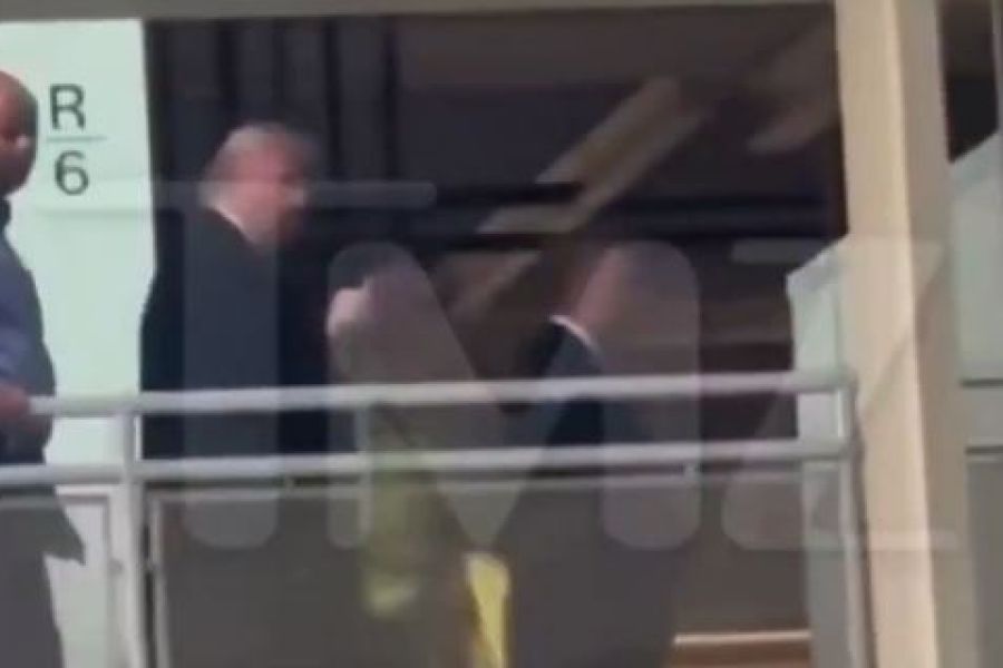 Ο Τραμπ ύψωσε το μεσαίο δάχτυλο σε εργάτη (ΒΙΝΤΕΟ)