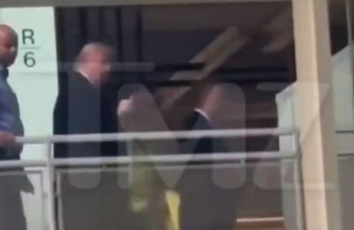 Ο Τραμπ ύψωσε το μεσαίο δάχτυλο σε εργάτη (ΒΙΝΤΕΟ)