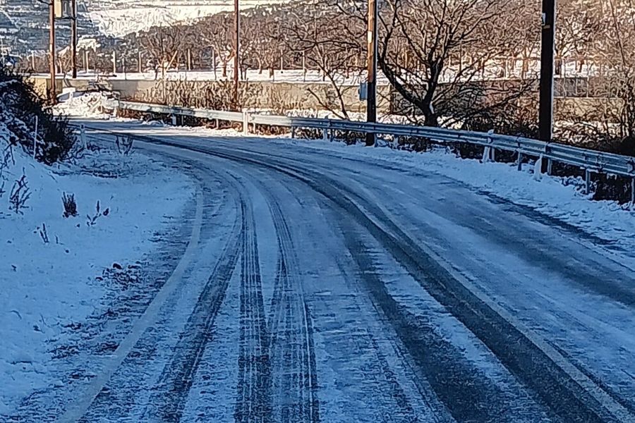 Παγοδρόμιο οι δρόμοι ορεινής κοινότητας που ντύθηκε στα λευκά