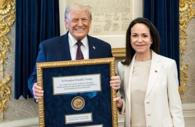 Ο Τραμπ παρέλαβε το Νόμπελ Ειρήνης από τη Ματσάδο