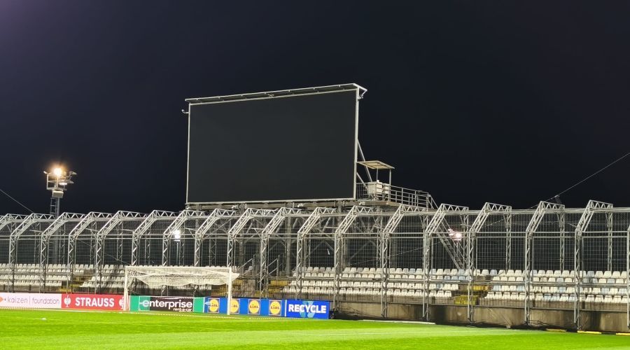 Στο κλουβί με... κινητές τουαλέτες (vid)
