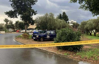 Το θύμα, υπήκοος Βουλγαρίας, μεταφέρθηκε στο Γενικό Νοσοκομείο Πάφου με μαχαίρι καρφωμένο στη κοιλιά