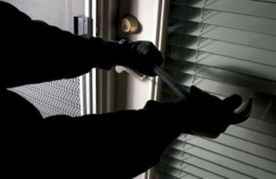 Η δεύτερη υπόθεση αφορά διάρρηξη χρυσοχοείου στην Αγία Νάπα.