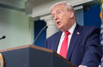 Με ψυχρό τόνο, στοχευμένες προσβολές και δήμοσια ειρωνία η ομιλία του Τραμπ για τον ένα χρόνο θητείας του 