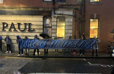 Γονάτισε μπροστά της κι αυτή είπε το «ναι»! (vid)