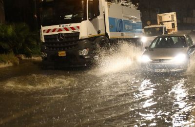 Νεκρή γυναίκα από την κακοκαιρία στη Γλυφάδα - Παρασύρθηκε από τα νερά