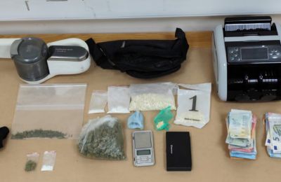 Στην κατοχή του εντοπίστηκαν 804 δισκία πέραν των 870 γρ μεθαμφεταμίνης (Crystal) και άλλες ναρκωτικές ουσίες