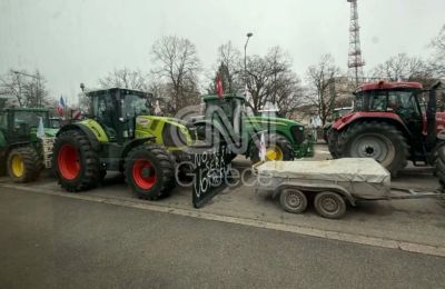 Περικυκλωμένη από τρακτέρ αγροτών που διαδηλώνουν για τη mercosur η περιοχή γύρω από το Ευρωπαϊκό Κοινοβούλιο στο Στρασβούργο