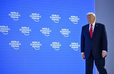 Ο Τραμπ μπορεί να απέκλεισε το ενδεχόμενο χρήσης στρατιωτικής βίας στη Γροιλανδία, όμως το ρήγμα με τους Ευρωπαίους είναι βαθύ και η ζημιά έχει γίνει