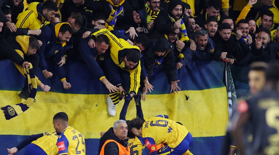 ΑΕΛ: Στην οδό της τρέλας- Στα τσακίδια- *