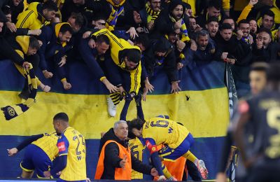 ΑΕΛ: Στην οδό της τρέλας- Στα τσακίδια- *