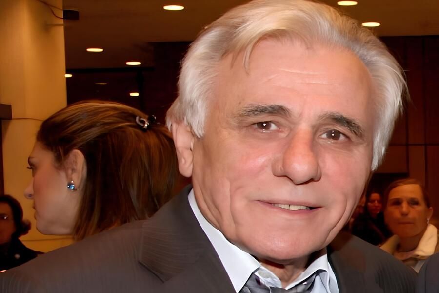 &Pi;έ&theta;&alpha;&nu;&epsilon; &omicron; &delta;&eta;&mu;&omicron;&sigma;&iota;&omicron;&gamma;&rho;ά&phi;&omicron;&sigmaf; &Sigma;&pi;ύ&rho;&omicron;&sigmaf; &Kappa;&alpha;&rho;&alpha;&tau;&zeta;&alpha;&phi;έ&rho;&eta;&sigmaf; &sigma;&epsilon; &eta;&lambda;&iota;&kappa;ί&alpha; 88 &epsilon;&tau;ώ&nu;