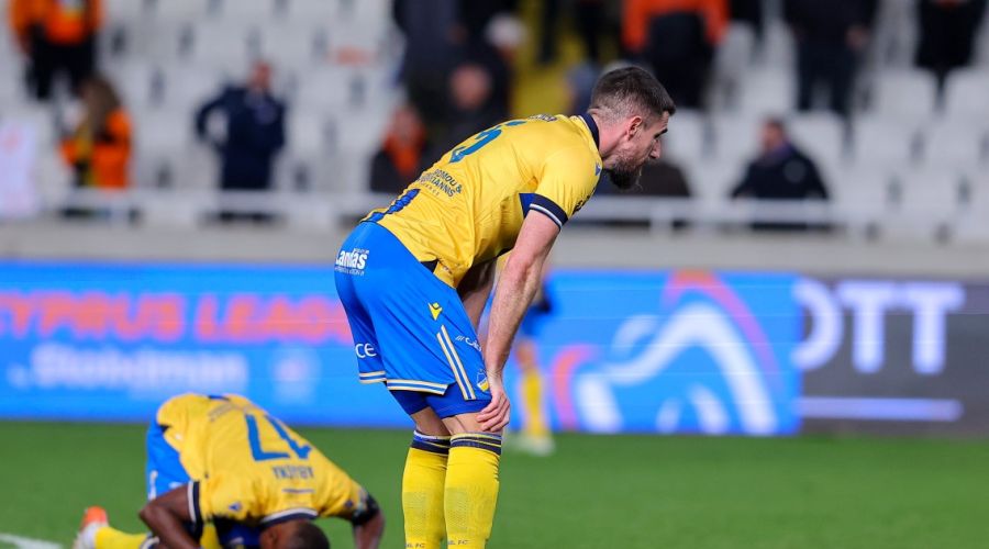 ΑΠΟΕΛ: Αποδοκιμασίες, σκυμμένα κεφάλια, προβληματισμός  