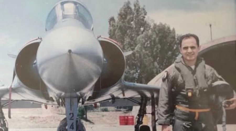 Νικόλαος Παρούσης. Οι κάτοικοι του Ωρωπού τον αποκάλεσαν «ο άγγελος που προστάτεψε τα παιδιά μας». Η Πολεμική Αεροπορία τον τίμησε μετά θάνατον με το Μετάλλιο Εξόχου Πράξεως