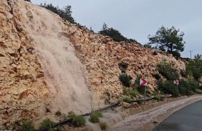 Χαμός από την κακοκαιρία- Πλημμύρισαν δρόμοι (ΒΙΝΤΕΟ)