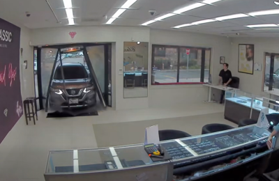 Oι ληστές «κατεβάζουν» την είσοδο του καταστήματος με το αυτοκίνητό τους