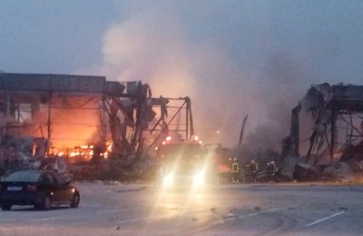 Η φωτιά καίει μεγάλη πτέρυγα του εργοστασίου