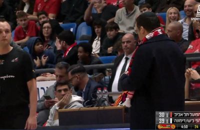 «Μπούκαρε» στο παρκέ για να διαμαρτυρηθεί στους διαιτητές