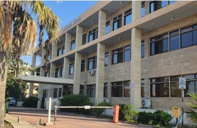 Ο 48χρονος υποβλήθηκε σε χειρουργική επέμβαση, αφού φέρει χτυπήματα στο κεφάλι και το χέρι