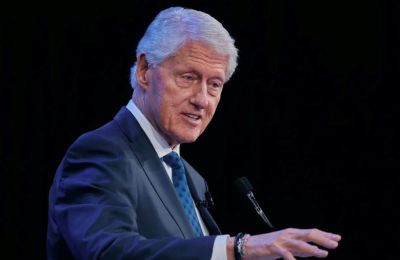 Ο Μπιλ Κλίντον καλεί τους πολίτες να «ορθώσουν ανάστημα»