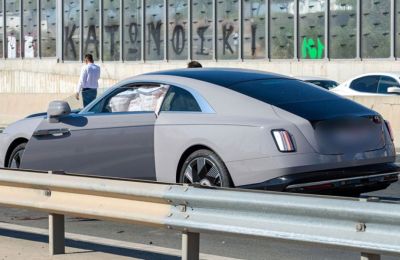 Το αυτοκίνητο μέσα στο οποίο δολοφονήθηκε ο Σταύρος Δημοσθένους στη Λεμεσό, στις 17 Οκτωβρίου.