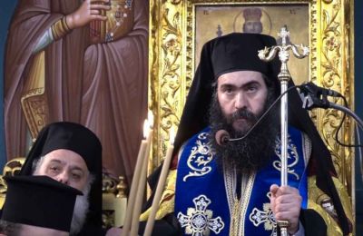 Ο Τυχικός δεν διαμένει στη Μητρόπολη αλλά σε μικρό δωμάτιο στον κήπο της, ενώ ο μισθός του μειώθηκε κατά 55% χωρίς «απόφαση της Ιεράς Συνόδου», σημειώνει ο Ειρηναίος Αντωνίου Γιακουμάκης