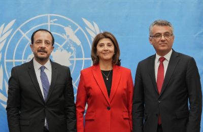 Η συνάντηση πραγματοποιείται, στο πλαίσιο της επίσκεψης της κ. Ολγκίν στο νησί 