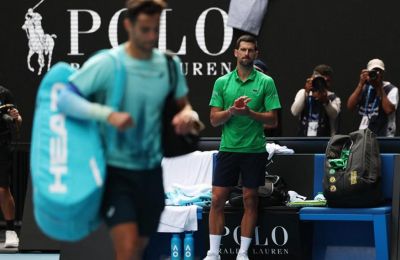 Εγκατέλειψε ο Μουζέτι και πέρασε αν και έχανε με 2-0 ο Τζόκοβιτς