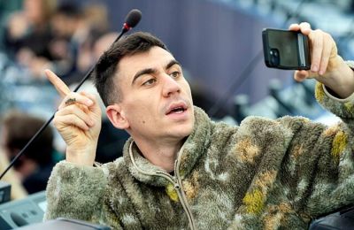 «Αναπαράγει στερεότυπα και στιγματισμό, ενισχύει τον κοινωνικό αποκλεισμό και προσβάλλει την αξιοπρέπεια ατόμων», ανακοίνωσε η Επίτροπος Προστασίας Δικαιωμάτων του Παιδιού για τον Φειδία Παναγιώτου