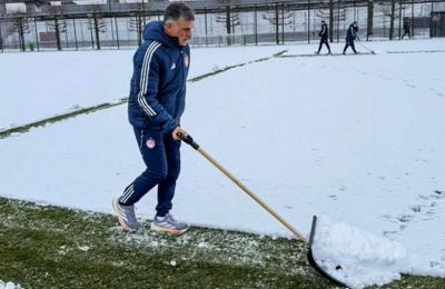 Μεντιλίμπαρ: Πήρε φτυάρι και άρχισε να καθαρίζει το χιόνι