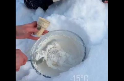 Με μόλις τρία υλικά - κρέμα, ζάχαρη και βανίλια - τοποθετεί το μείγμα σε ένα μπολ έξω στην αυλή, αφήνοντας το τσουχτερό κρύο να κάνει όλη τη δουλειά