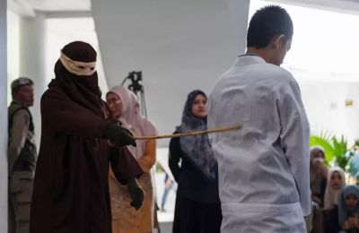 Το ζευγάρι δέχθηκε από 140 χτυπήματα με ραβδί ο καθένας στην πλάτη τους με το πλήθος να παρακολουθεί