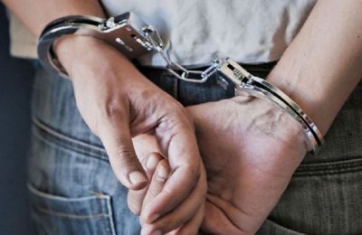 Σύλληψη αστυνομικού που έδωσε κινητό σε κρατούμενο