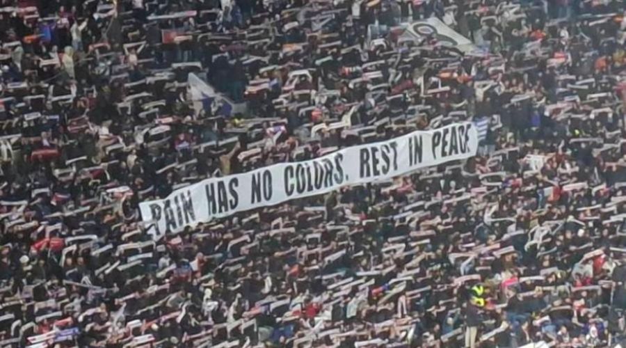 «Ο πόνος δεν έχει χρώμα»: Το πανό των οπαδών της Λιόν