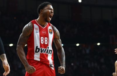 Αγριεμένος Ολυμπιακός στην 4η περίοδο γονάτισε την Μπάρτσα μέσα στο ΣΕ