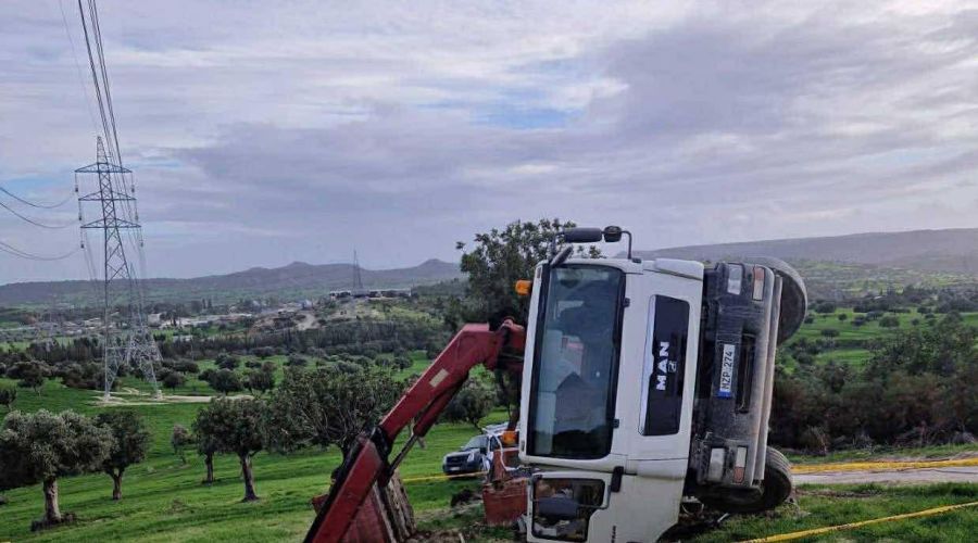 Συνελήφθη ο οδηγός του φορτηγού από το οποίο γινόταν εκφόρτωση πασσάλων