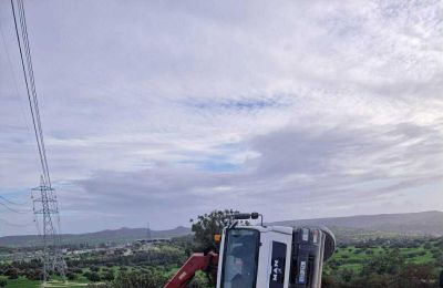 Συνελήφθη ο οδηγός του φορτηγού από το οποίο γινόταν εκφόρτωση πασσάλων