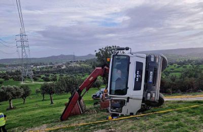 Συνελήφθη ο οδηγός του φορτηγού από το οποίο γινόταν εκφόρτωση πασσάλων