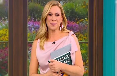 Η Κατερίνα Καραβάτου επέστρεψε σήμερα το πρωί (31/1) στον ΑΝΤ1, δίνοντας ξανά «ζωή» στη ζώνη του Σαββατοκύριακου με τη νέα της εκπομπή «Σαββατοκύριακο παρέα»