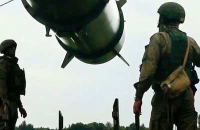 Ρώσοι στρατιώτες φορτώνουν εκτοξευτές βαλλιστικών πυραύλων μικρής εμβέλειας