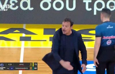 Έξαλλος ο Αταμάν μπούκαρε στο παρκέ και τα «έψαλε» στους διαιτητές!