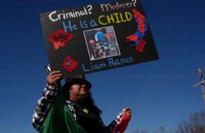 Διαδηλωτές έξω από το κέντρο κράτησης στο Τέξας, όπου κρατούνταν ο πεντάχρονος Λίαμ Ράμος και ο πατέρας του