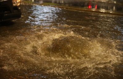Πλημμύρισαν οι δρόμοι στη Γλυφάδα